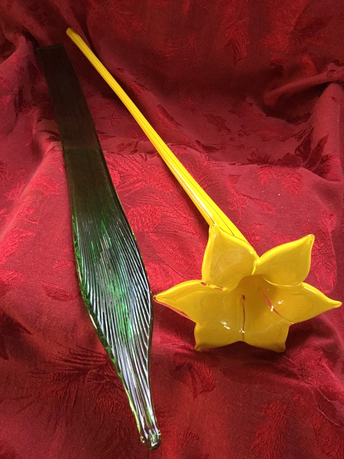 FLAWLESS Exquisite ART GLASS Pair TALL Yellow DAFFODIL & Green FERN LEAF 19″