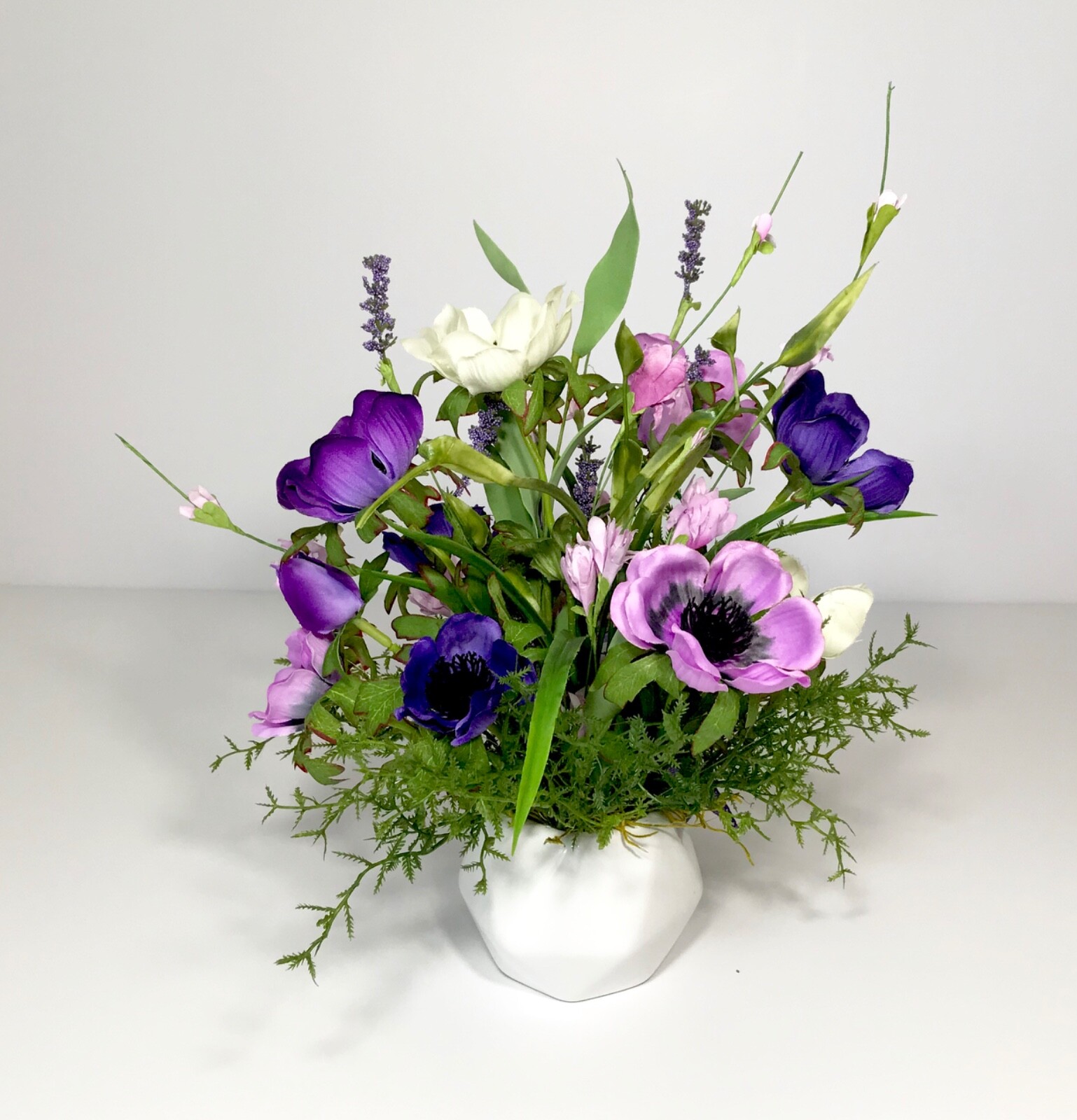SMALL WHITE CERAMIC TRIANGLE VASE NOVELTY FLORAL ARRANGEMENT PANSIES DECORATION