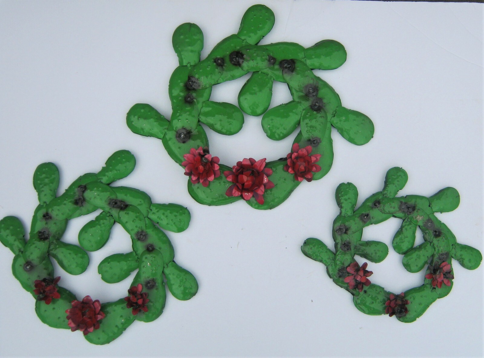SET THREE (3) METAL YARD ART PRICKLY PEAR WALL DECOR WREATHS W FLOWERS GREEN
