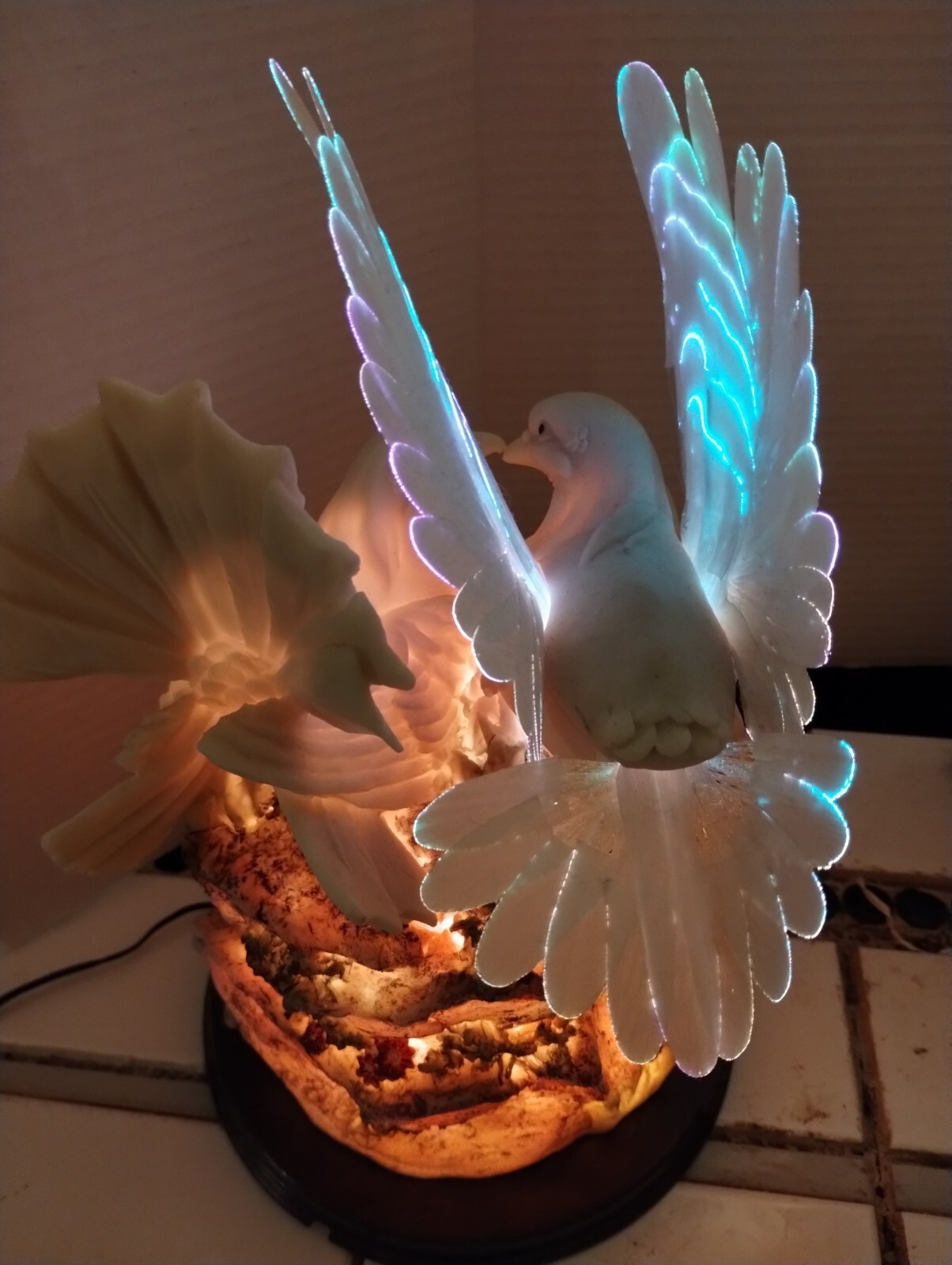 BEAUTIFUL,2 Doves,& Roses Lights Up & Changes Soft Colors Beautiful,EXC.COND.