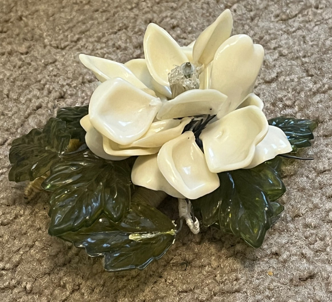 🌼VNTG 1960s LUCITE MAGNOLIA STEM • WHITE PETALS & GREEN LEAVES • WIRE‑WRAPPED