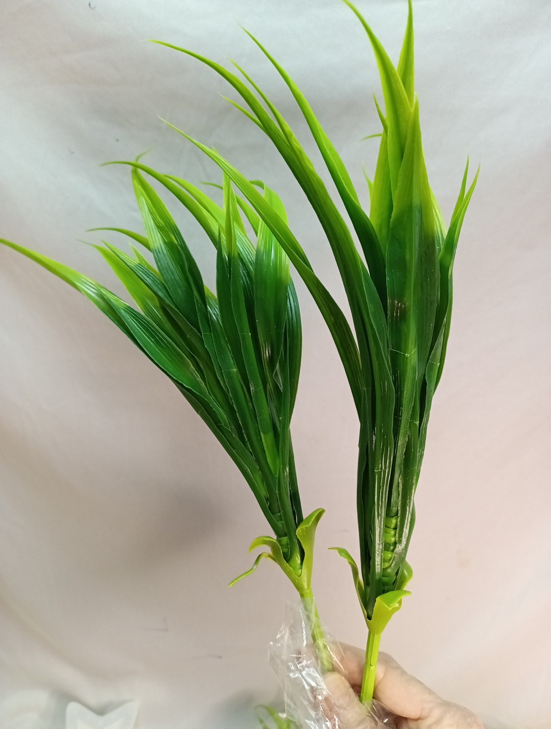 Artificial 8 PCs Green Grass 15.5″ Tall Plastic Greenery New Open Box