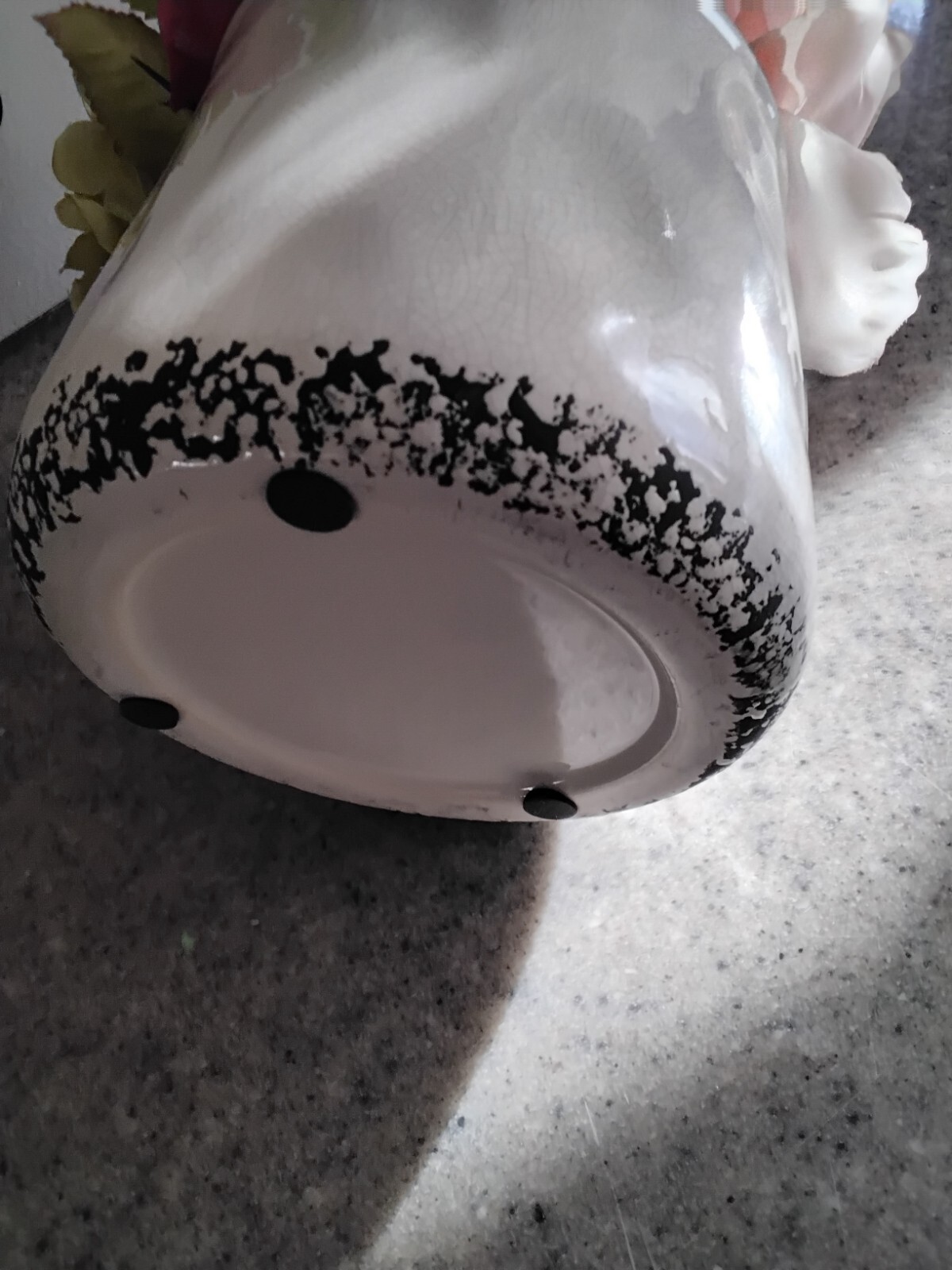 Artificial Roses and Hydrangeas in White Ceramic Pot Floral Centrepiece/Accent