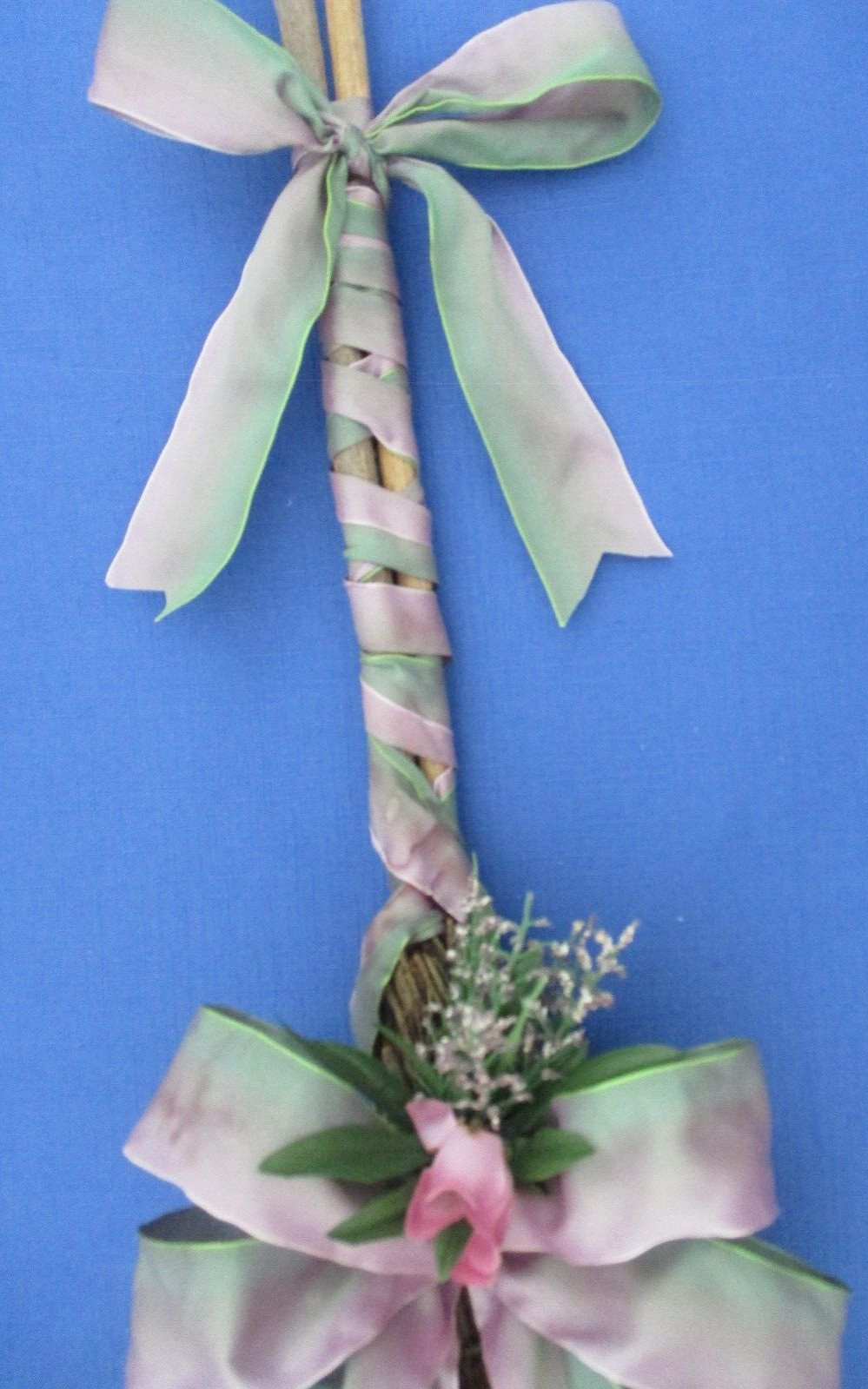 NEW Indoor Artificial Flowers Decorative Broom 32″x10″x4″ Grapevine Pink Roses