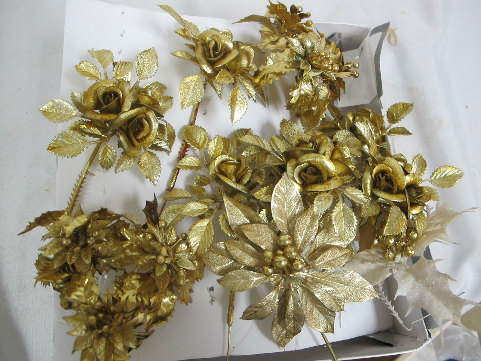VINTAGE ARTIFICIAL PLASTIC FLOWERS GOLD ROSES- POINTSETTIA – CANDLE RINGS 11 PCS