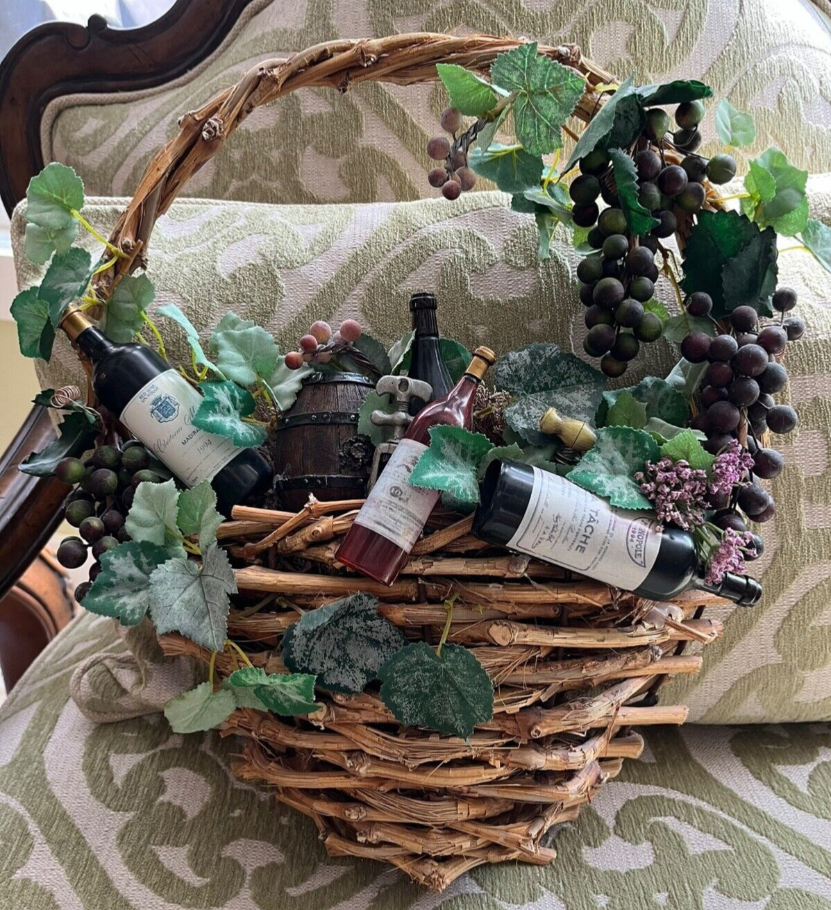 GRAPEVINE WREATH BASKET SHAPE DOOR/Wall Decor, Faux grapes, leaves, wine bottles