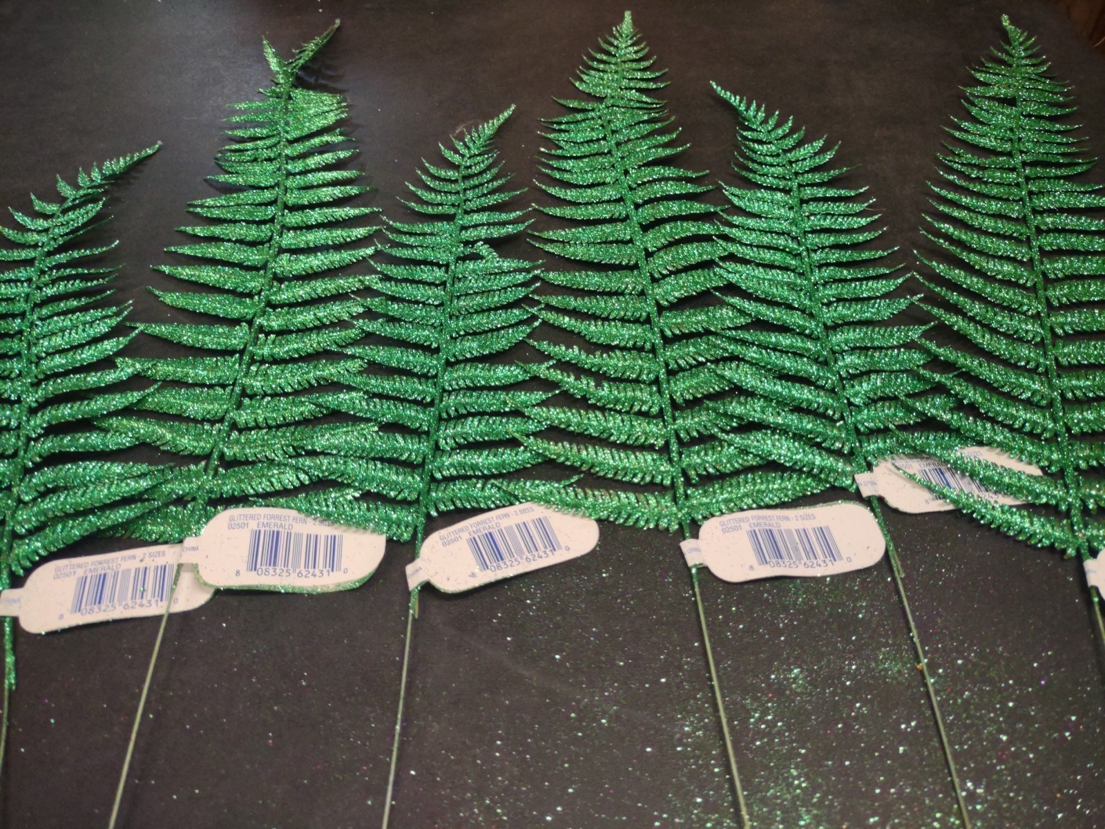 6 Pieces Emerald Green Glittered Retro Plastic Forrest Fern, 2 Sizes 15″ & 24″