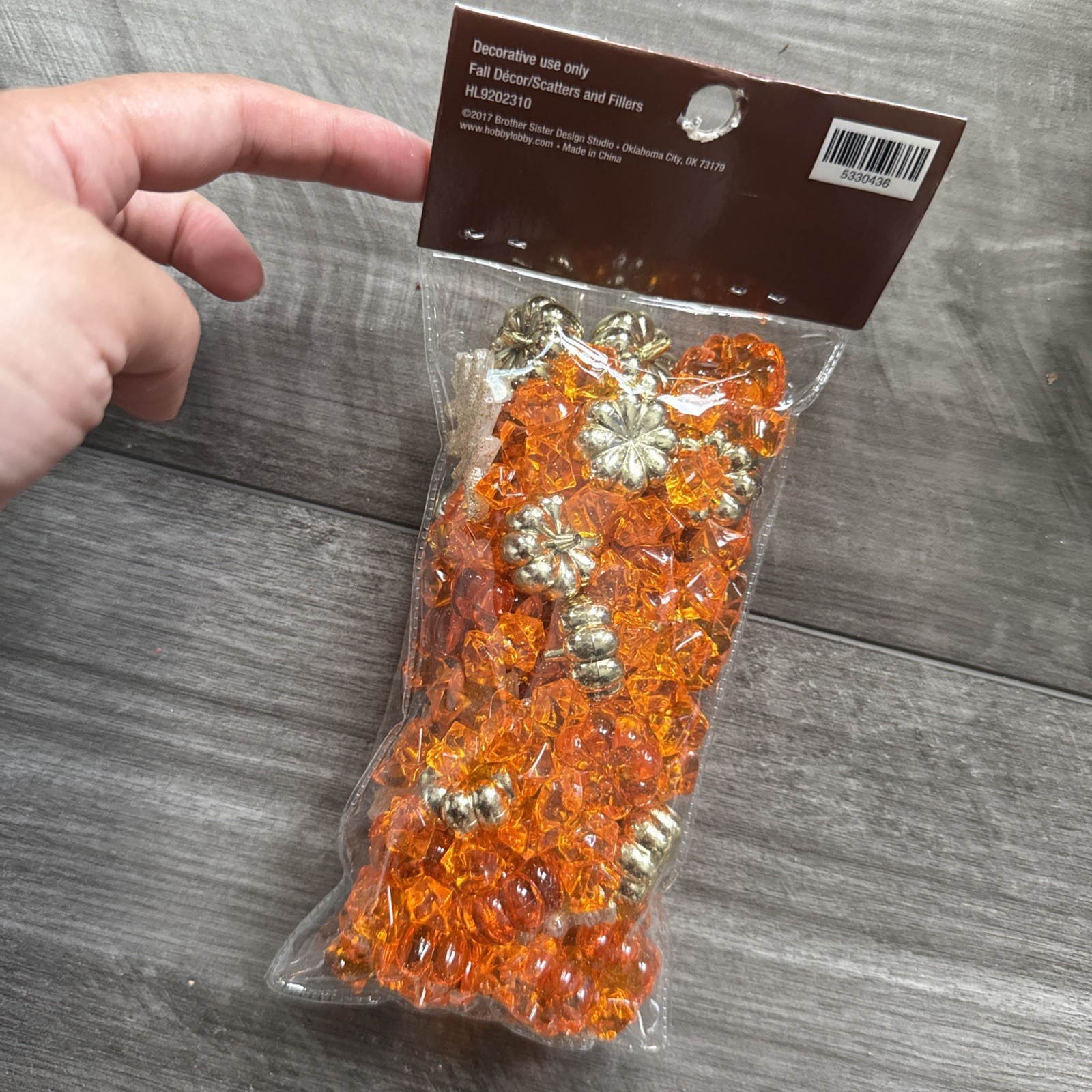 NEW ACRYLIC FALL PUMPKINS MAPLE LEAVES TABLE SCATTER VASE FILLER 6.45 OZ BAG