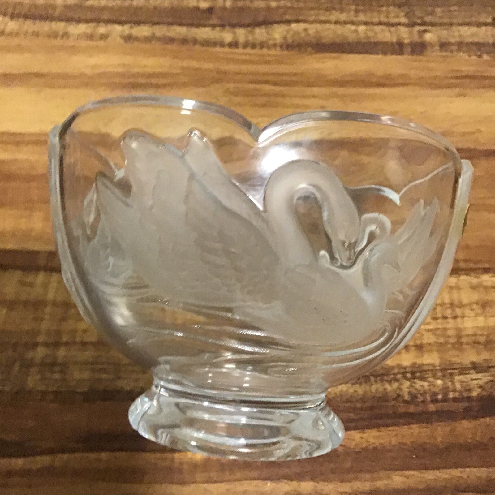 Teleflora 24% Lead Crystal Frosted Swan Round Bowl/Vase Pretty
