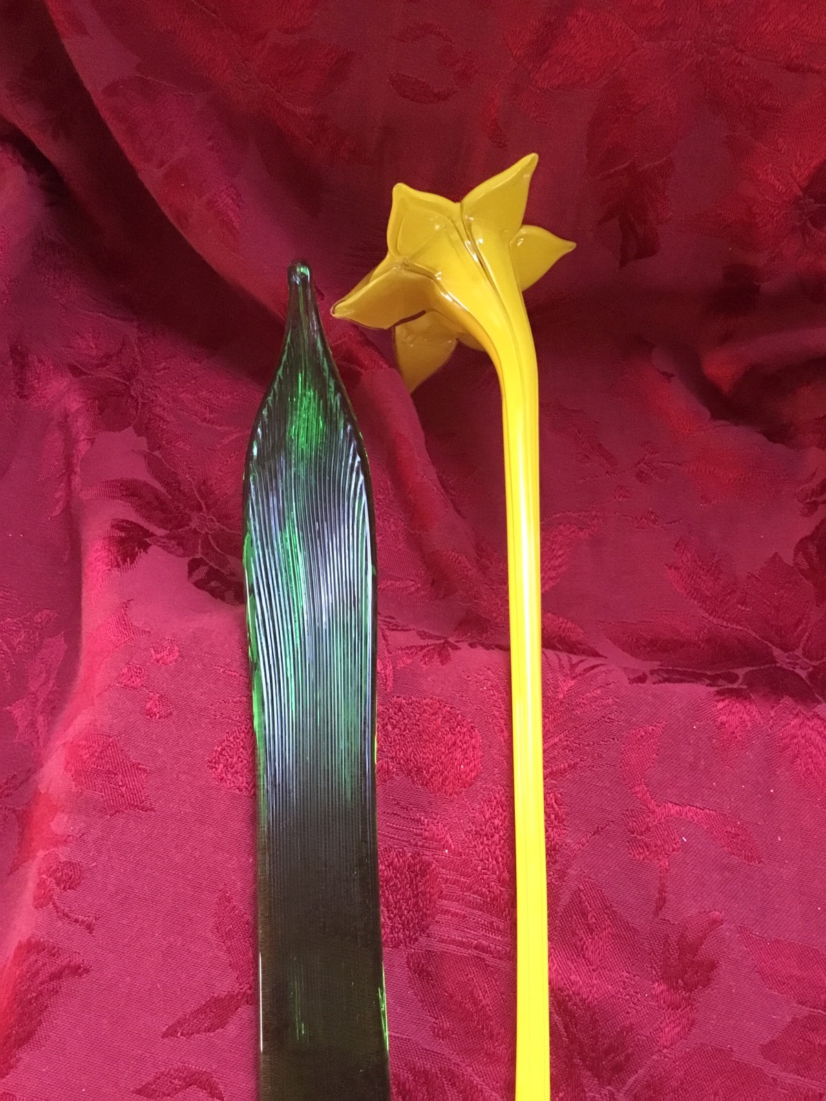 FLAWLESS Exquisite ART GLASS Pair TALL Yellow DAFFODIL & Green FERN LEAF 19″