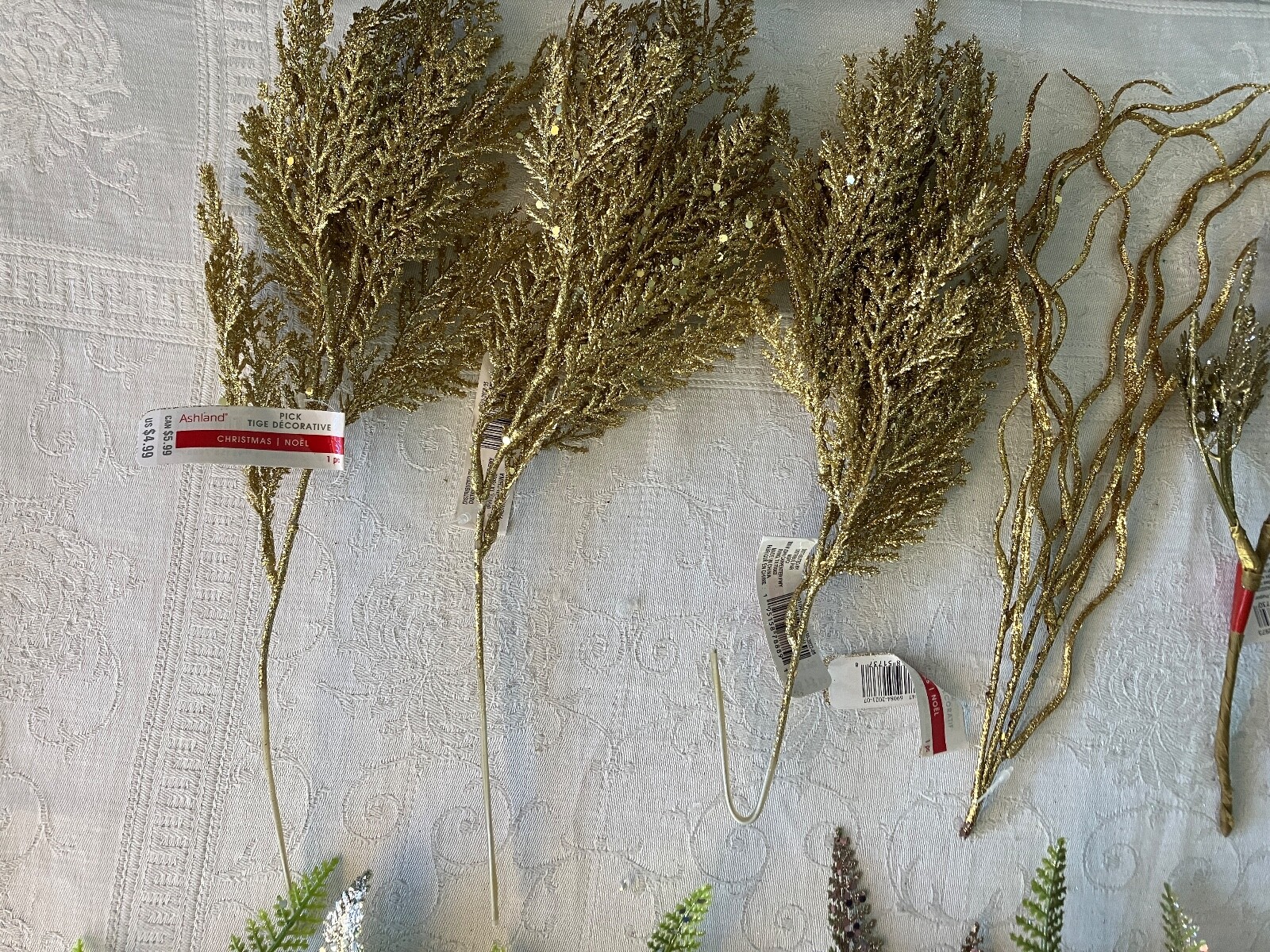 UNBELIEVABLE LOT OF 28 PIECES OF FLORAL DECOR FOR THE HOLIDAY SEASON.
