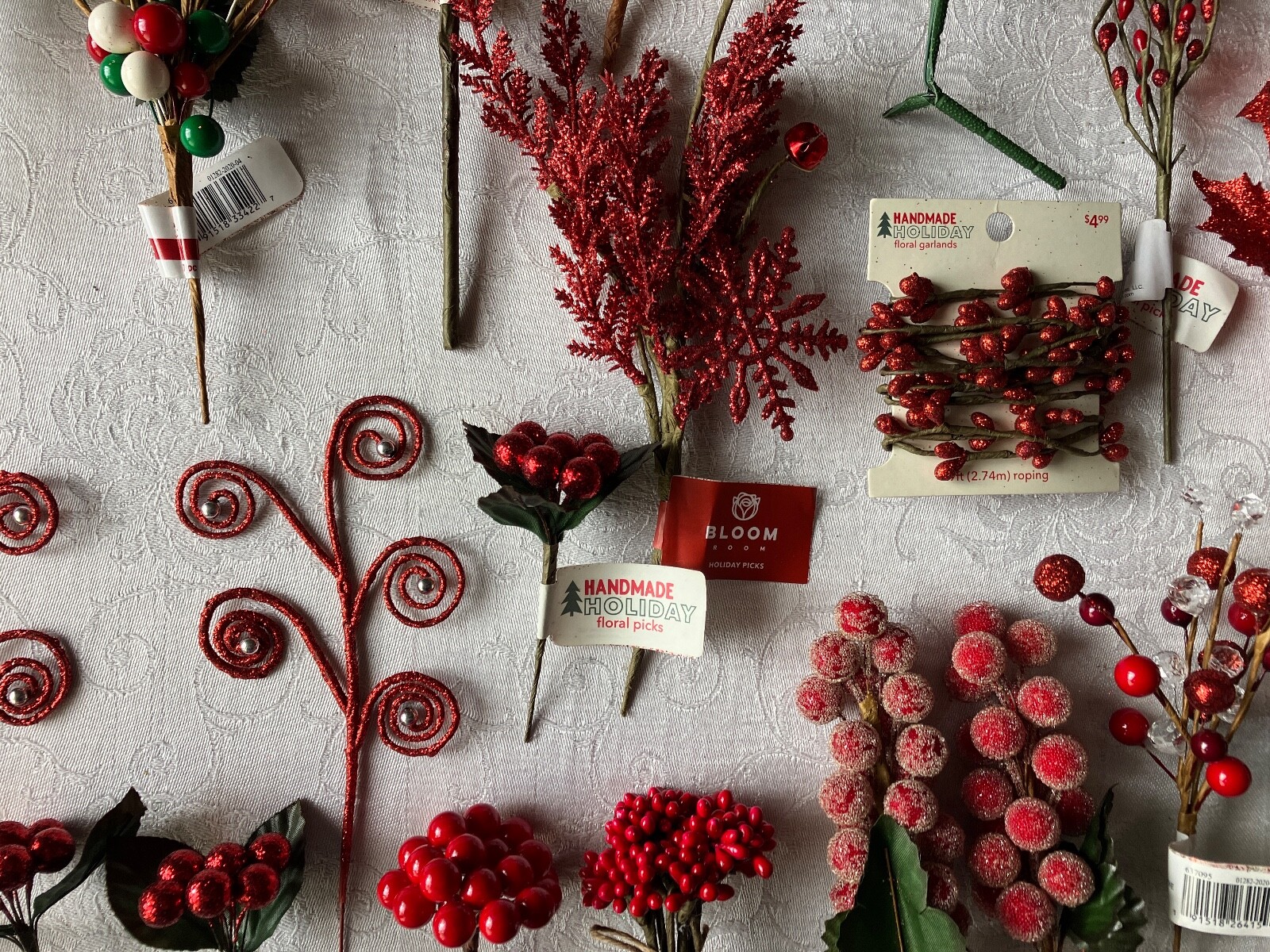 BEAUTIFUL HUGE LOT OF 23 PIECES OF FLORAL DECOR FOR THE HOLIDAY SEASON.