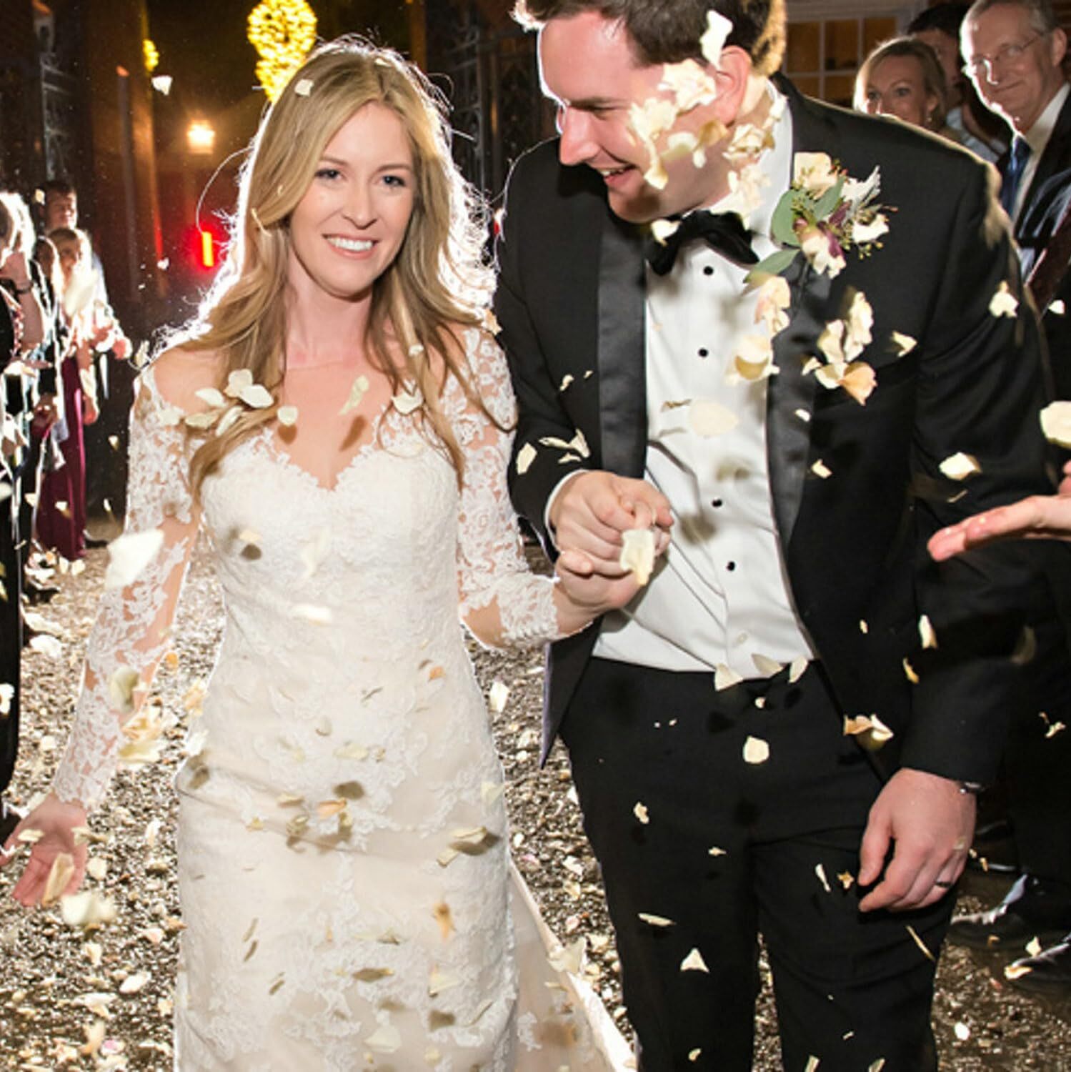 Silk Rose Petals 2200pcs White Wedding Flower Decoration Special Events Bulk