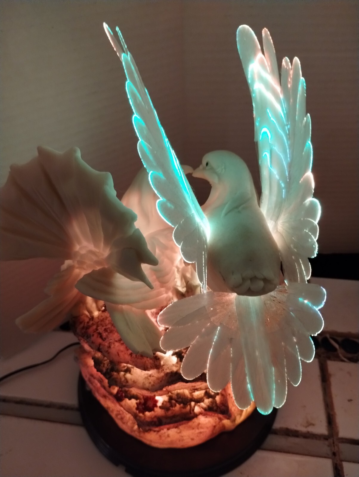 BEAUTIFUL,2 Doves,& Roses Lights Up & Changes Soft Colors Beautiful,EXC.COND.