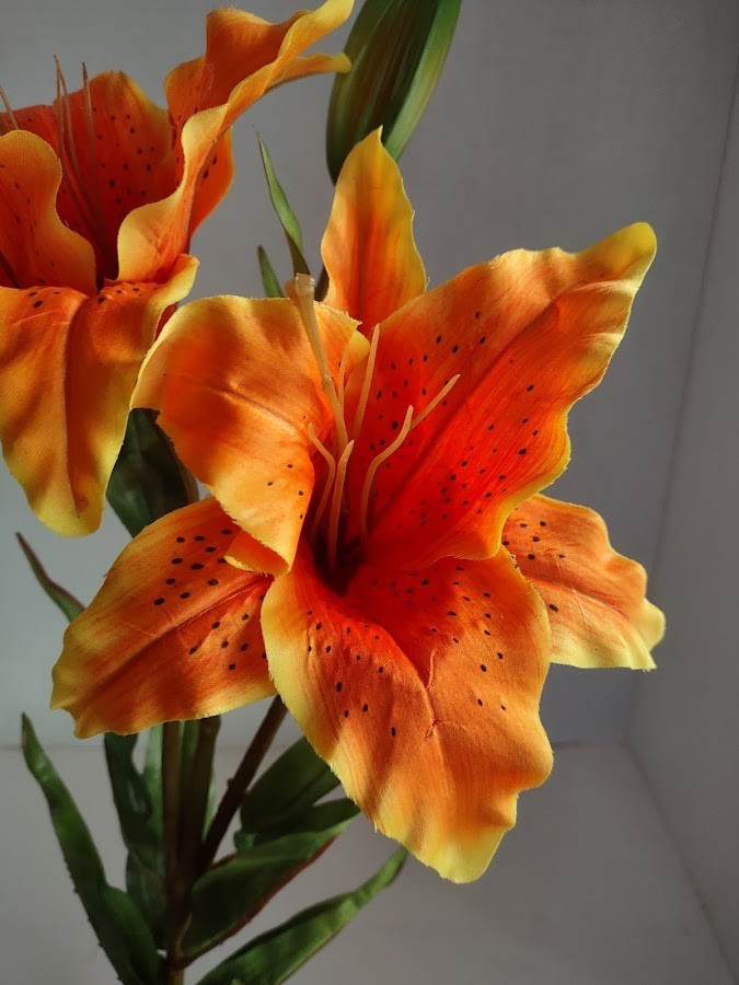 Absolutely beautiful artificial natural feel tiger lily stem. ORANGE
