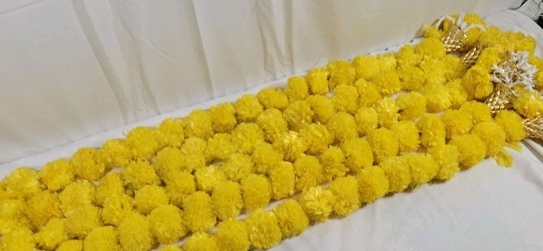 Artificial Marigold Flower Garlands With BELLS Pack of 5 – 5ft Each 50th Anniv