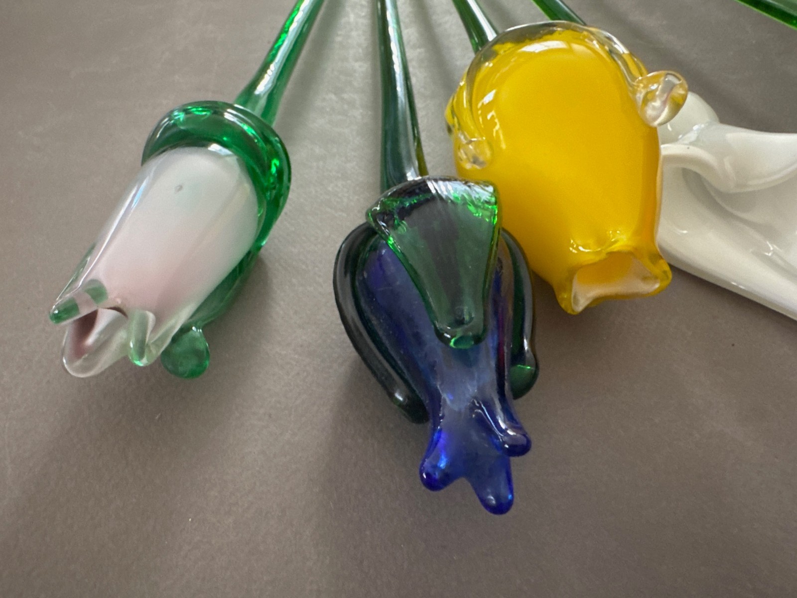 LOT OF 5 HAND BLOWN MULTICOLOR MURANO STYLE LONG STEM ART GLASS FLOWERS VTG
