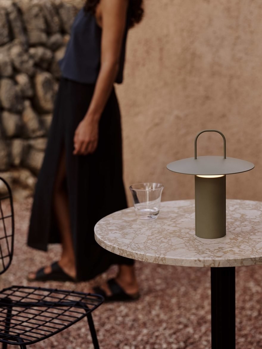 Modern Portable “Ray Lamp” – Minimalist LED Table Lamp | Indoor & Outdoor Lighti