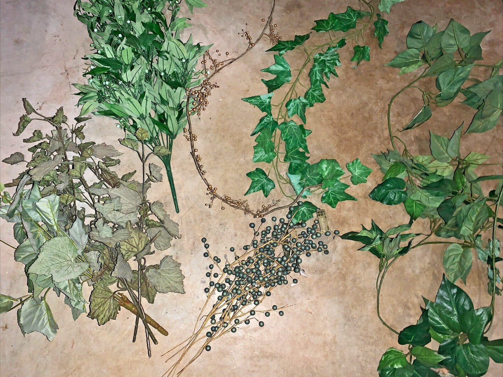 Assortment New Used Greenery Stems Vines Green Ivy Pip Berry Bush Garland ❤️tb5m