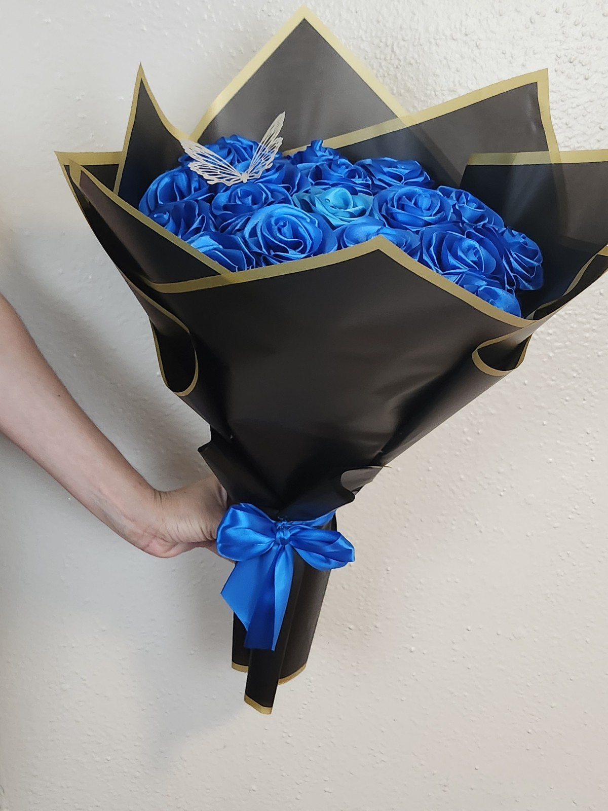 Artificial Blue Rose Flower Bouquet Butterfly Decoration Black-Gold Wrap