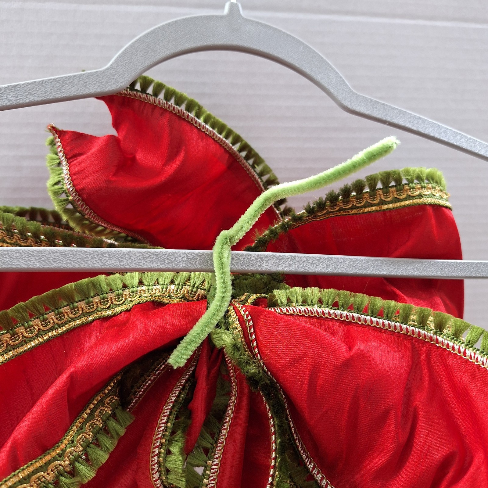 Elegant/Fancy Christmas Wreath Bow/ 4 in W Ribbon / 16″ W x 28″ L As Displayed