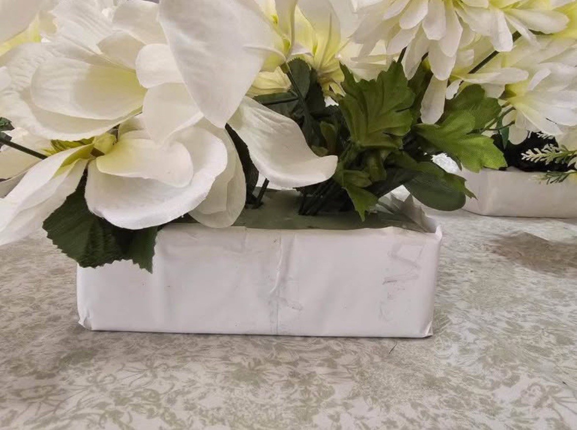 4 White and yellow flower decore.