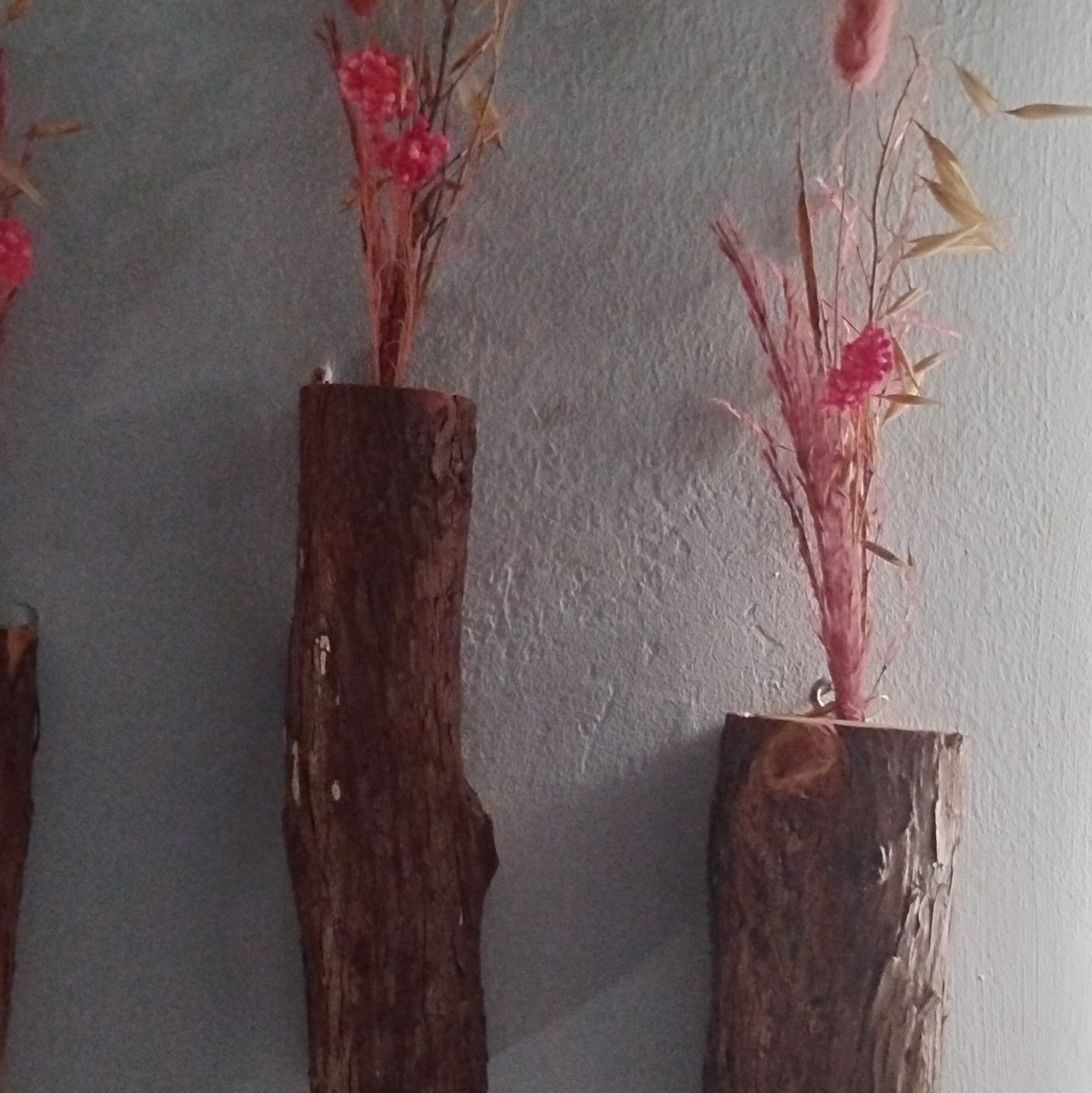 Rustic Wood Floral Wall Decor, Artificial Arrangement & Centerpiece, Brown/Pink