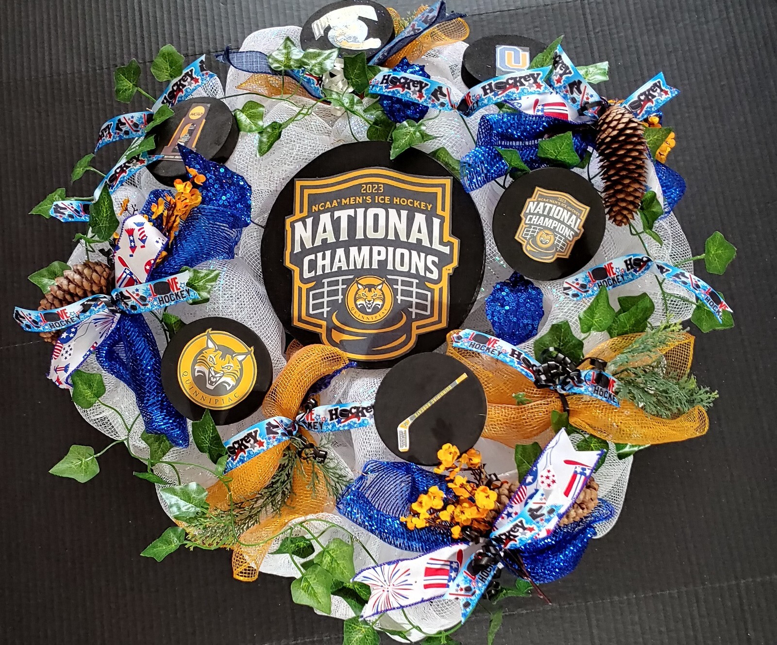 Quinnipiac National Champions 2023 Bobcats White 24″ Ice Hockey Deco Mesh Wreath