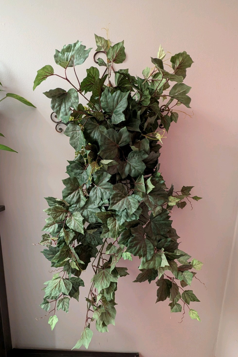 The Decor Store Metal Wall Pocket Planter Fleur de Lis Bronze Ivy Wreath 22″