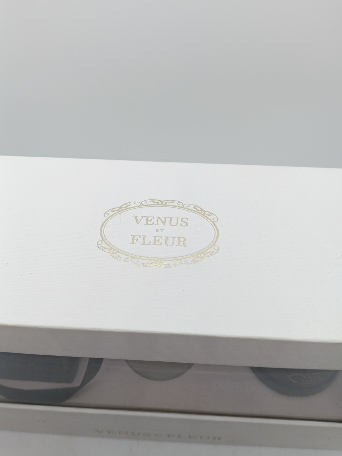 Venus et Fleur box Rose Box – Eternity Roses & Candle