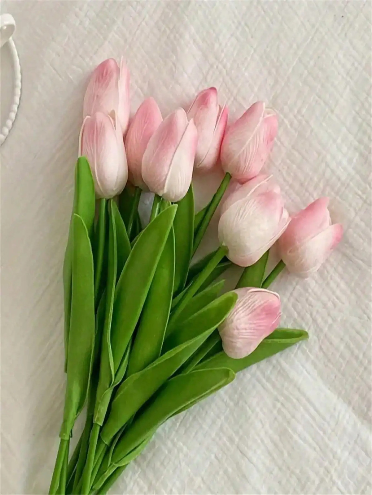 A Set of 6 Artificial Tulips, Suitable for Home Decoration and Tabletop Floral D