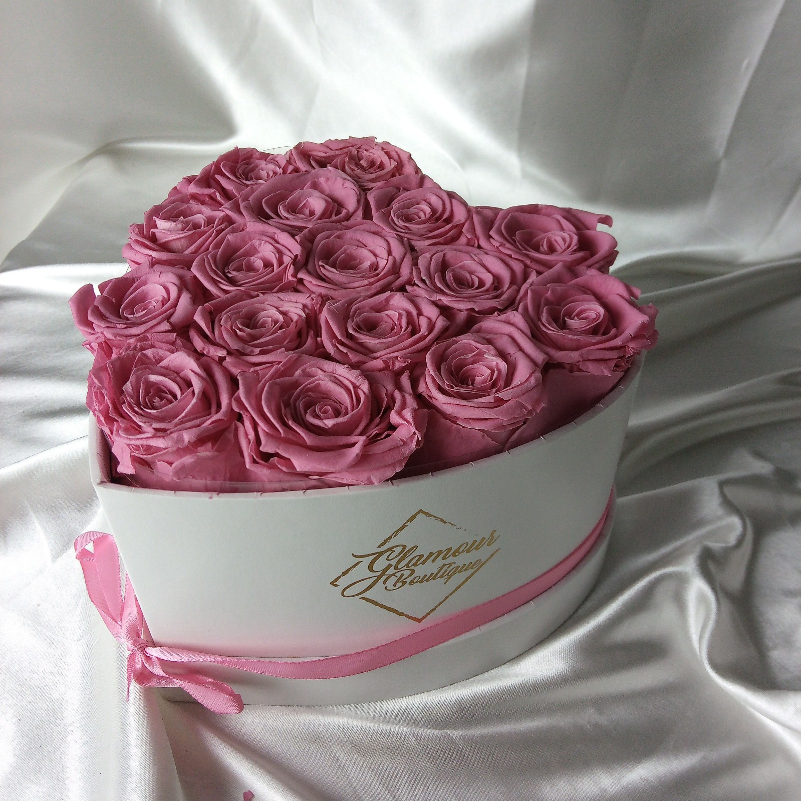 GLAMOROUS BOTIQUE 16 PRESERVED REAL ROSES IN HEART SHAPED BOX