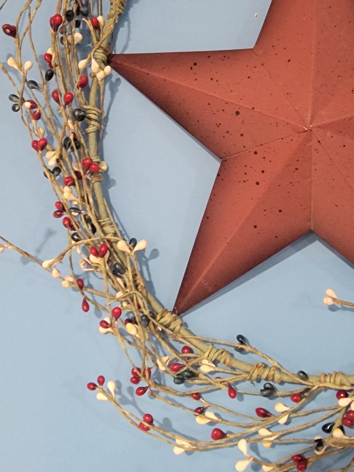 12″ Pip Berry Wreath w/ Burgundy Star – Navy Maroon Red – Colonial Mix, America