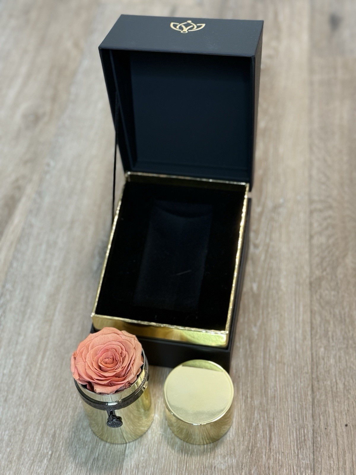 The Million Roses – Round Cold Box Inside Black box | Peach Colored Rose