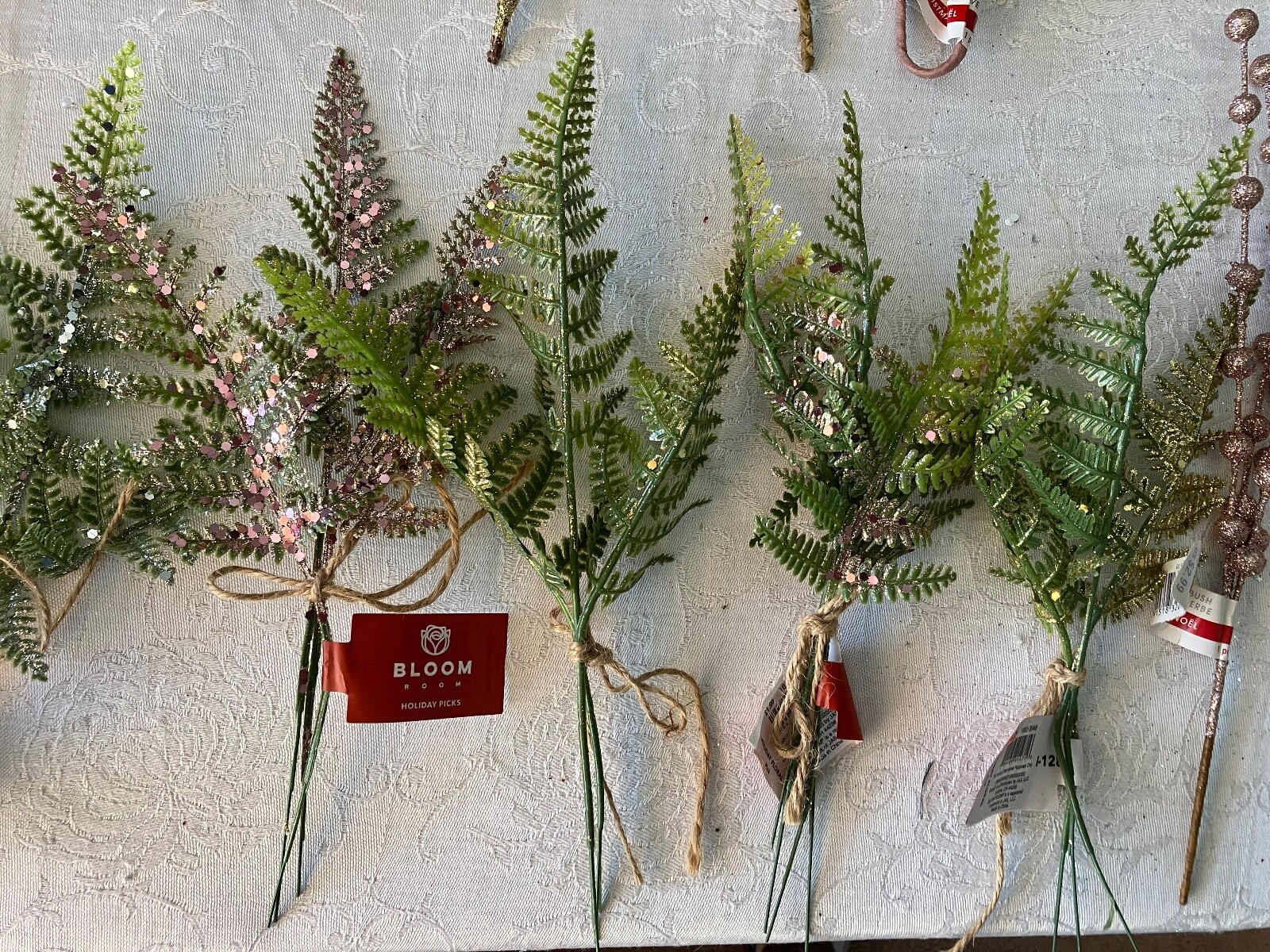 UNBELIEVABLE LOT OF 28 PIECES OF FLORAL DECOR FOR THE HOLIDAY SEASON.