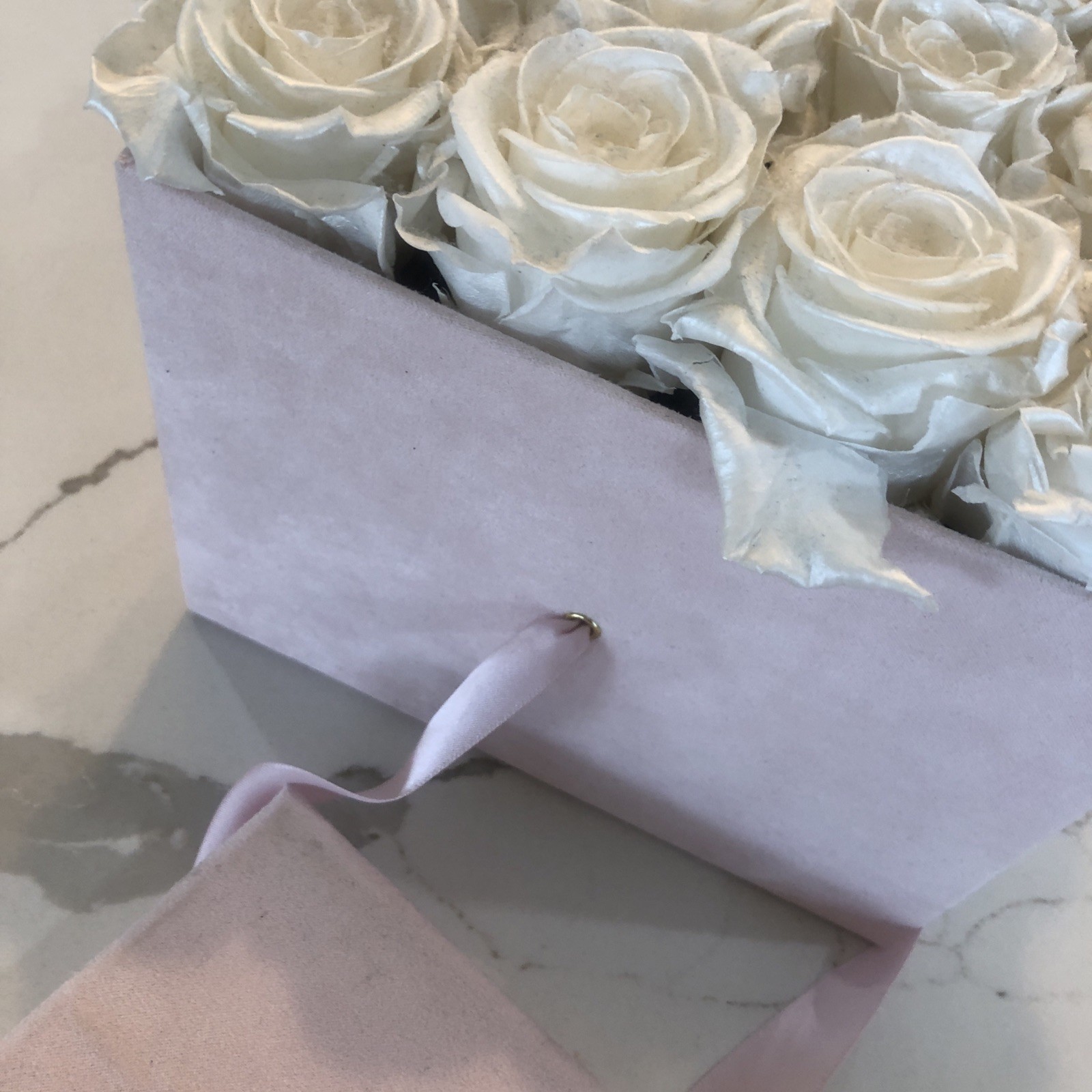 Venus Et Fleur 16 ￼ Flowers White Pink box