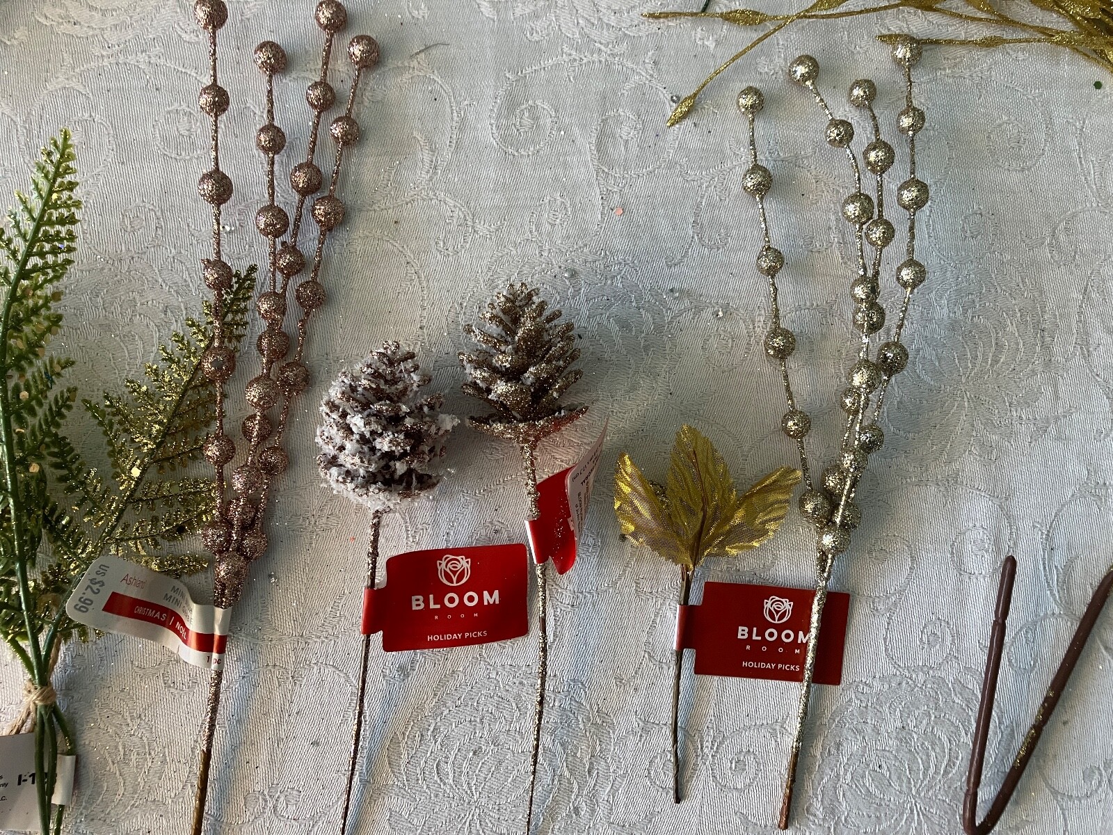 UNBELIEVABLE LOT OF 28 PIECES OF FLORAL DECOR FOR THE HOLIDAY SEASON.