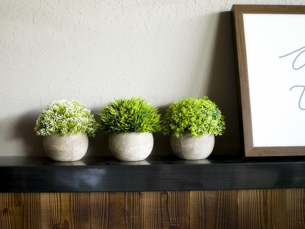 Artificial Plastic Mini Plants Unique Fake Fresh Green Grass Flower in Gray Pot