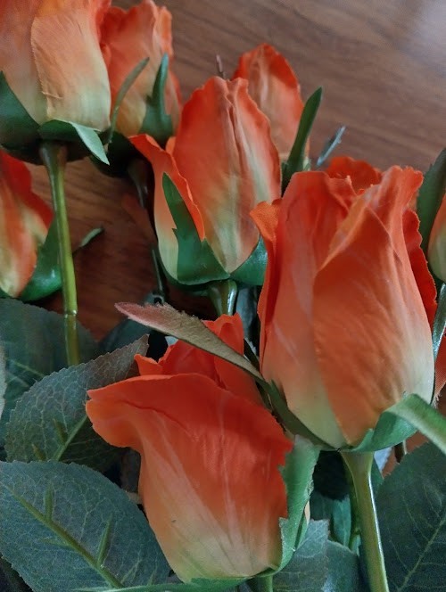 ONE DOZEN 23″ Single stemmed silk roses. ORANGE