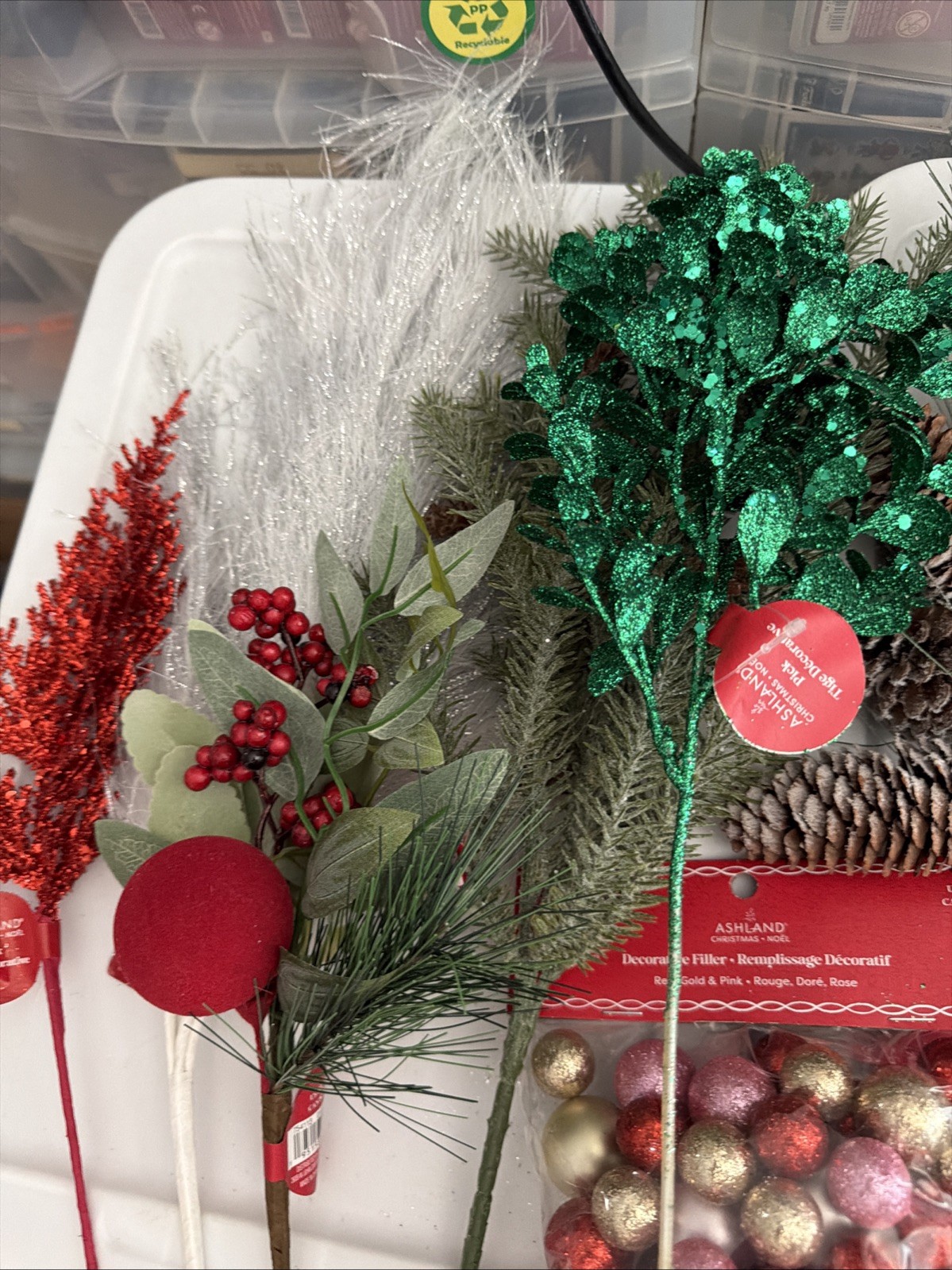 BEAUTIFUL HUGE LOT OF 10 PIECES OF FLORAL DECOR FOR THE HOLIDAY SEASON.
