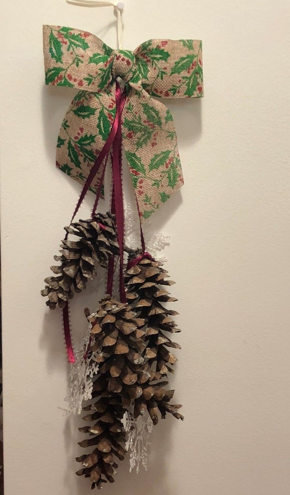 *Christmas Pinecone Tear Drop Door Swag Wreath Burlap Bow Holly Berry Snowflakes
