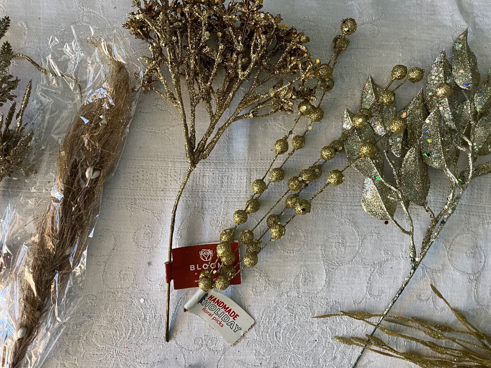 UNBELIEVABLE LOT OF 28 PIECES OF FLORAL DECOR FOR THE HOLIDAY SEASON.