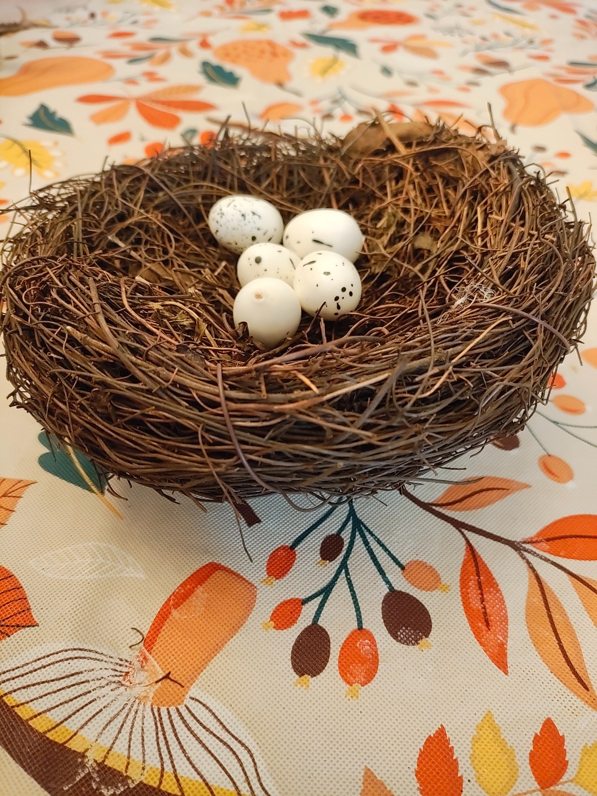 6″ Faux Artificial Nest with 5 1″ White Eggs.