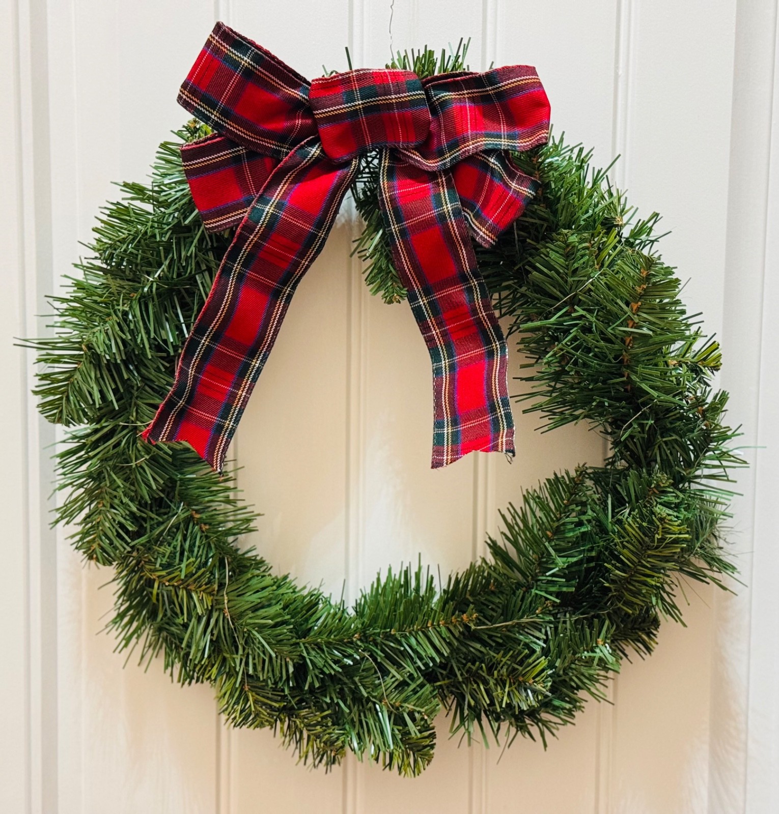 22″ Pre-Lit Artificial Noble Pine Wreath – Festive Green Holiday Decor w/ Plaid