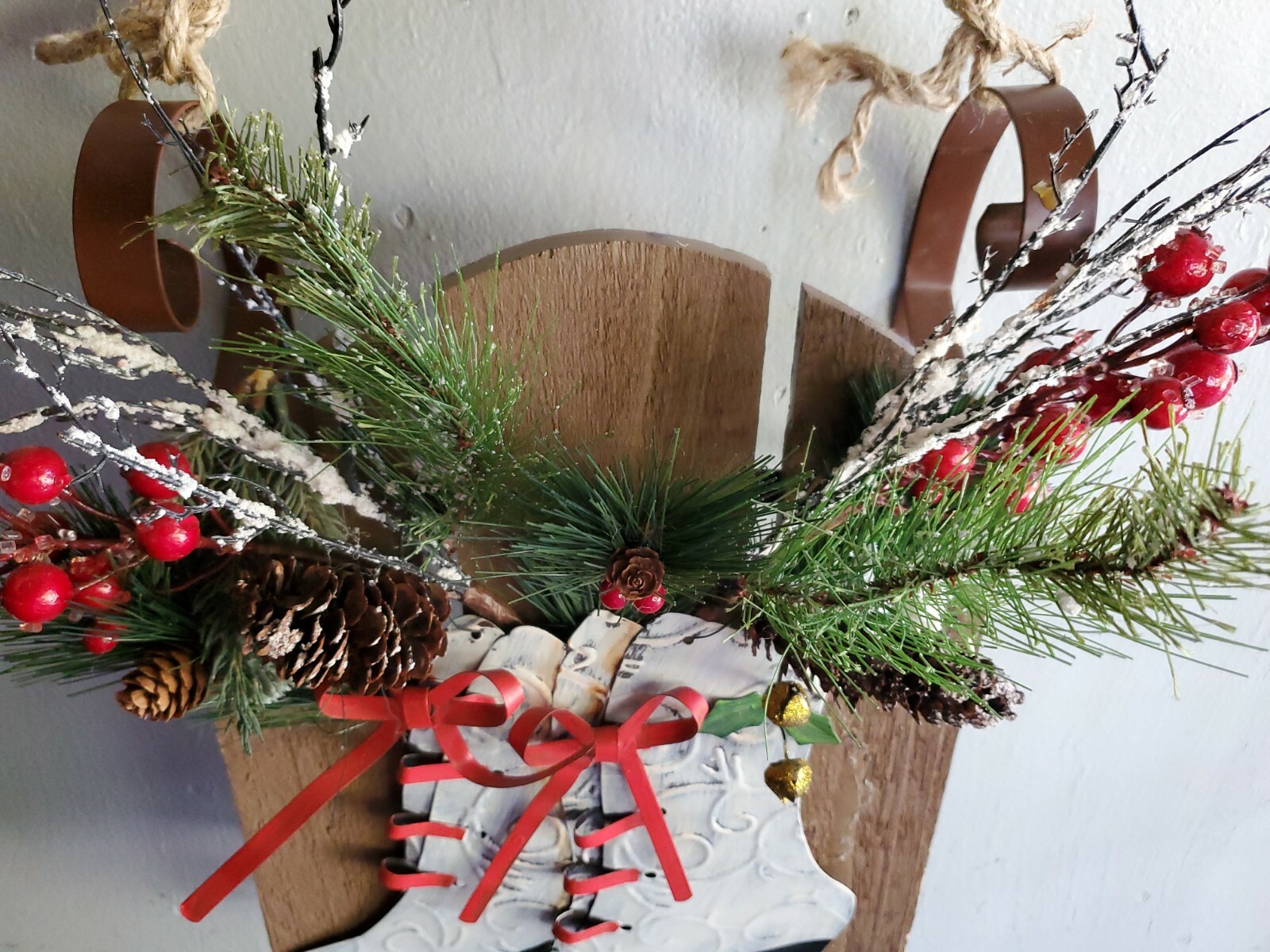 Xmas Holiday Home Wall Cabin Or Door Decor Lrg 17 1/2″ Ice Skates+Sleigh & Pine