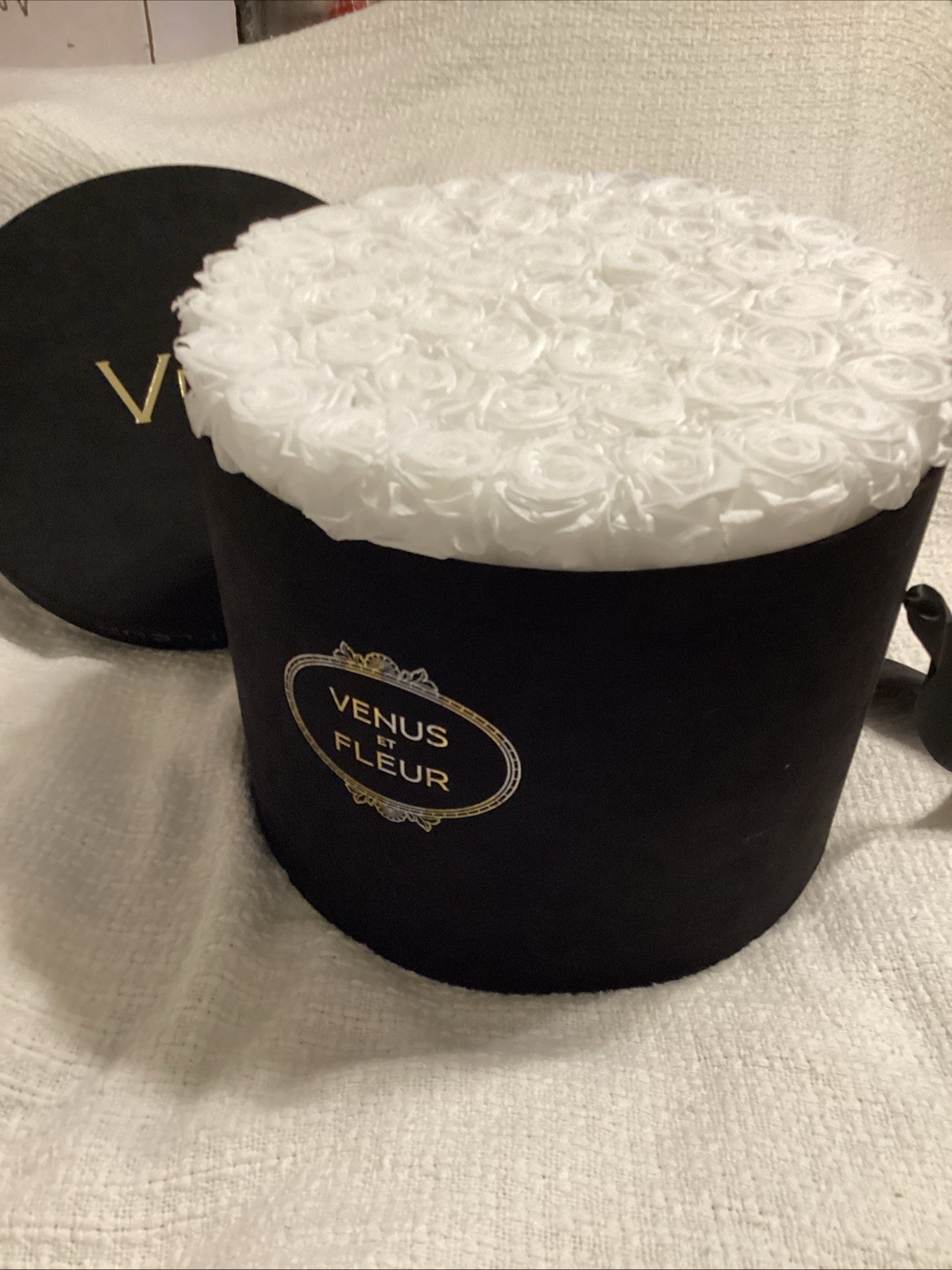 Venus et Fleur White Roses Flower Box Arrangement Large Black Container 46 Roses