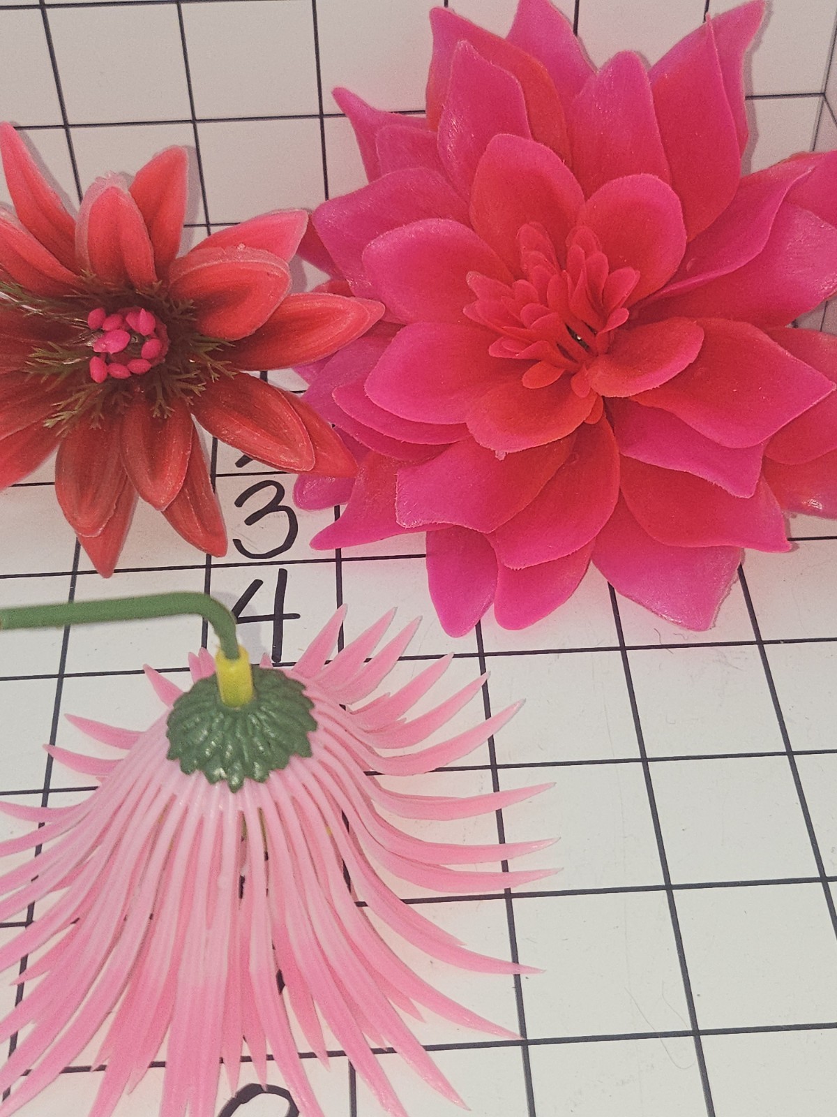 23 Vtg 1970s Lg Plastic Faux Flowers Short Stem & Fiber Optic Threads Multicolor