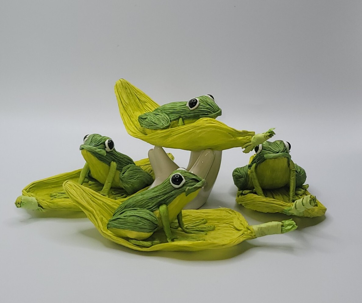 S/4 Handcrafted Crepe Paper Lifelike Frog/Lily Pad •Sturdy Colorful Decor Accent