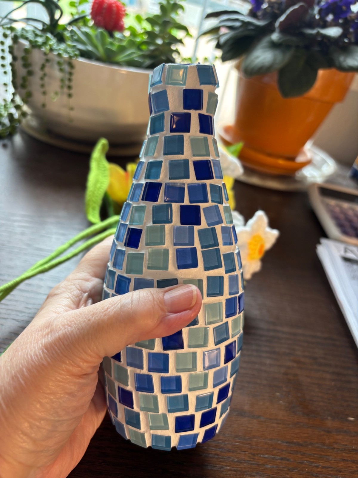 Crochet Daffodil Flower Bouquet 16.5″ Tall & Mosaic Handmade 7.5″ Blue Bud Vase