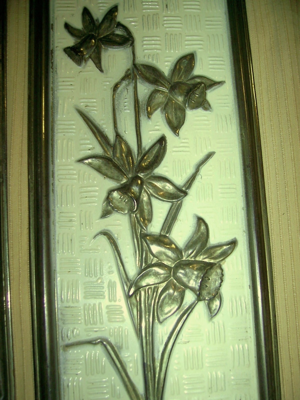 2 Vintage METAL WALL PLAQUES Brass & Yellow IN RELIEF FLOWER LOVER Elpec ENGLAND